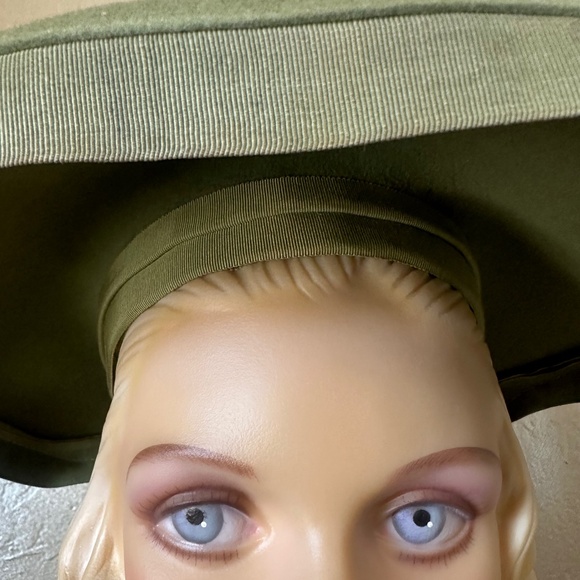 DELIGHTFUL 1940s\' SAGE GREEN FELT WIDE BRIM HAT WITH GROSGRAIN EDGING + BOW main image 5